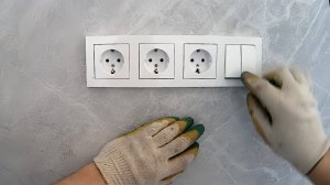 Установка блока розеток с выключателем на кухонном фартуке