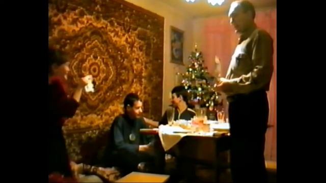 Встречаем 2002 год. Ёлка возле спортивного комплекса в Байкальске. смотреть онлайн