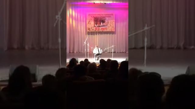 Ростов-на-Дону Илья играет на баяне смотреть онлайн