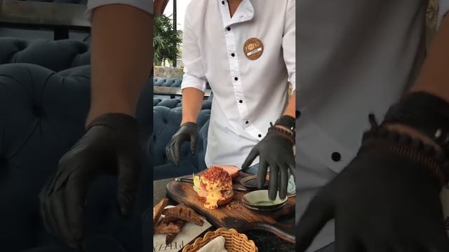 Бургер ресторанная подача 🍔 Сырный Бургер с беконом. Super Burger смотреть онлайн