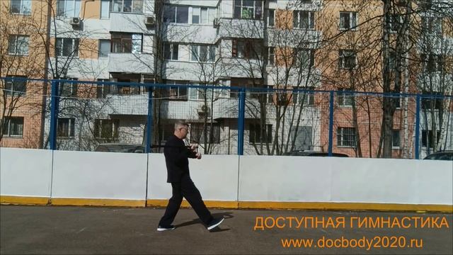 Упражнения с палкой-тростью на спортплощадке (27)