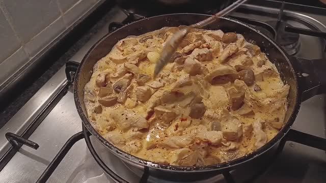 Курица в сливочно-сырном соусе с грибами – пальчики оближешь! 🍗🧀 смотреть онлайн