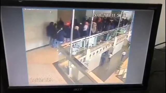 На бирже в Индонезии рухнул балкон смотреть онлайн