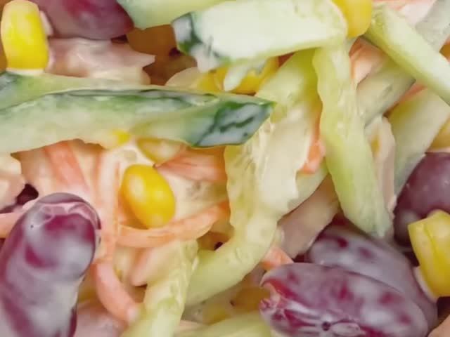 Салат с копченой курицей и фасолью