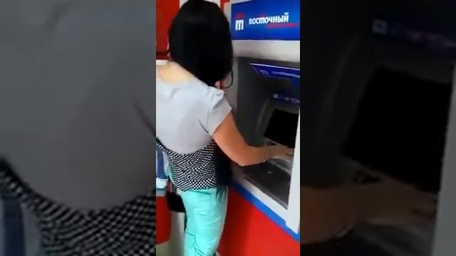 МАМОЧКА В ДЕКРЕТЕ СНИМАЕТ В БАНКОМАТЕ СВОЮ ОЧЕРЕДНУЮ ЗАРПЛАТУ! И ТАК КАЖДУЮ НЕДЕЛЮ! смотреть онлайн