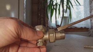 Клапан регулировочный радиаторный угловой с американкой, быстро-разъемный.