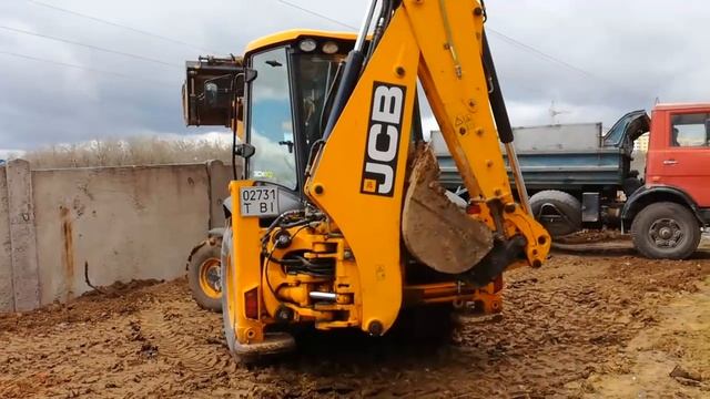 JCB 3 CX. Загрузка самосвала землей. смотреть онлайн