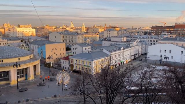 Весеннее утро в Москве. Март 2023 года. Метро Новокузнецкая.