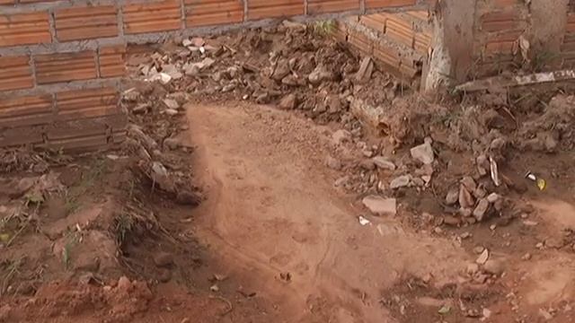 PROBLEMA DA POÇA DE LAMA RESOLVIDO NA RUA JOÃO FERREIRA смотреть онлайн