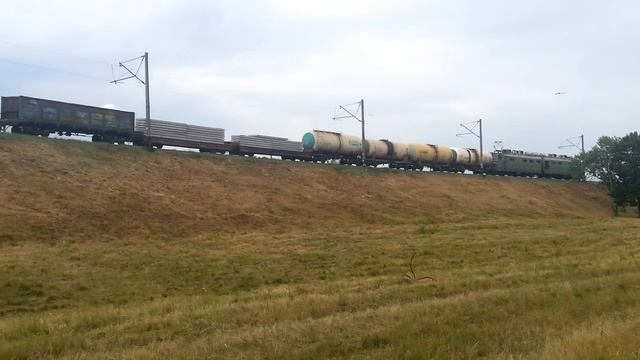 ВЛ80к-106 с грузовым на перегоне Вишневое - Киев Волынский смотреть онлайн