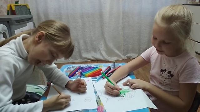 Аня и Арина рисуют паука и бренд смотреть онлайн