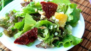 Салат с вялеными помидорами и апельсином. Необычный и очень вкусный.