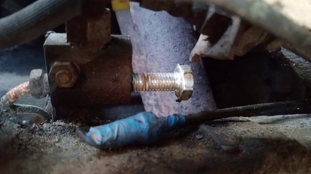 УАЗ Патриот 3163 ,замена тормозной трубки от регулятора давления  до переднего тройника.