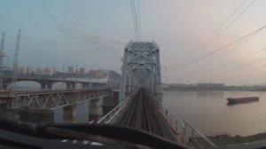 Прибытие на поезде РЖД на рассвете в Красноярск - вид из окна машиниста | Железная дорога