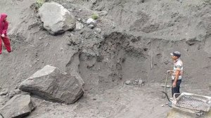 Строительство, шахтёры скинули камень и разбирают песок