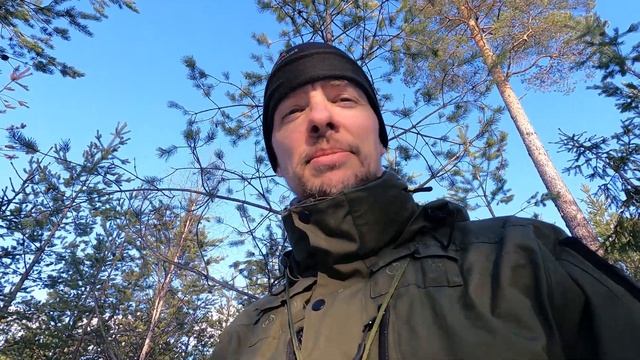En tur i skogen med lite inslag av bushcraft och överlevnad смотреть онлайн