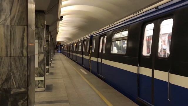 81-722/723/724 22001-22002 на станции Приморская