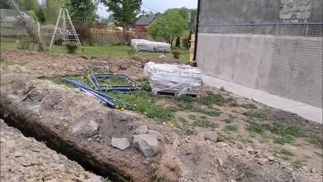 Устанавливаем стропила, запускаем воду и электрику в баню смотреть онлайн