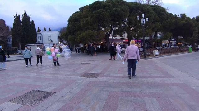 Прогулка по набережной Ялты март 2025