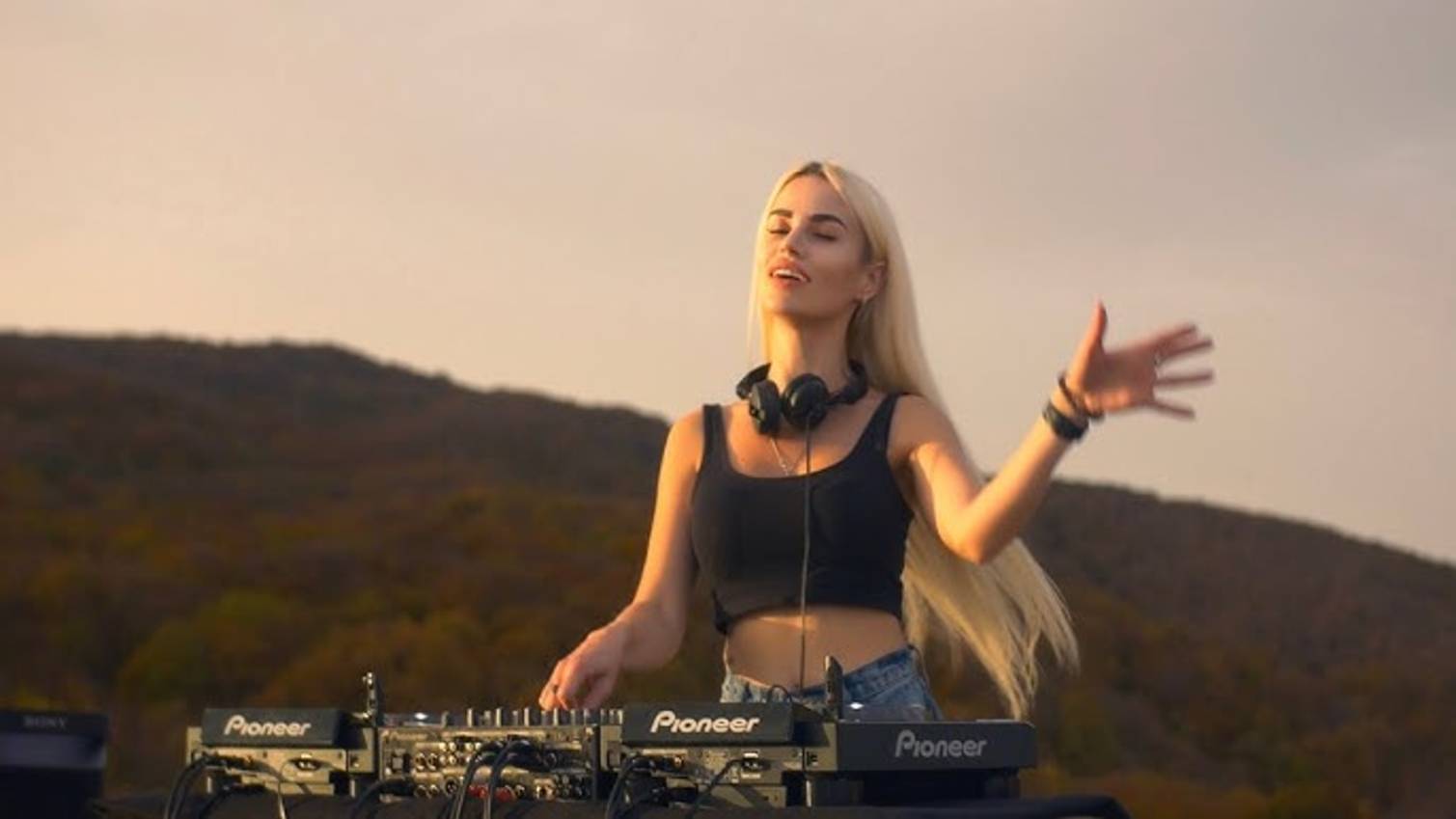 Gretta DJ | House, Melodic Progressive & Techno Live Mix in Mountains Crimea Russia Episode #3 смотреть онлайн