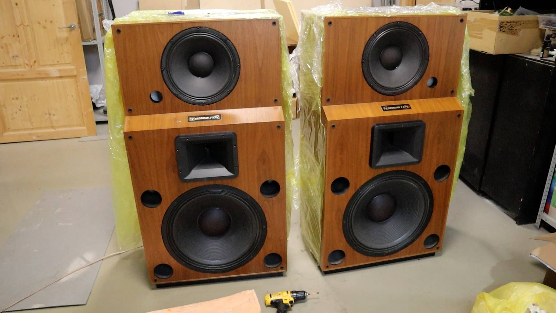 В мастерской №54. Много шпона, S-70, проигрыватель Б1-01.