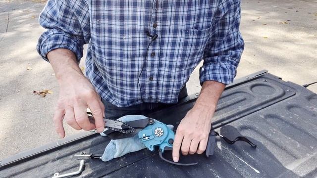 How to Tighten or Replace the Cordless Smart Saker Tool Mini Chainsaw Chain смотреть онлайн