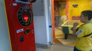 БЬЁМ  ПО АВТОМАТУ КОТОРЫЙ ПОКАЗЫВАЕТ СИЛУ УДАРА И ВЫ УДИВИТЕСЬ