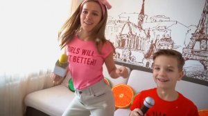 Марк гоняет на радиоуправляемых машинах с супербыстрым рулевым управлением