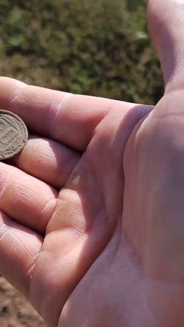 Коп с металлоискателем. Нокта легенд