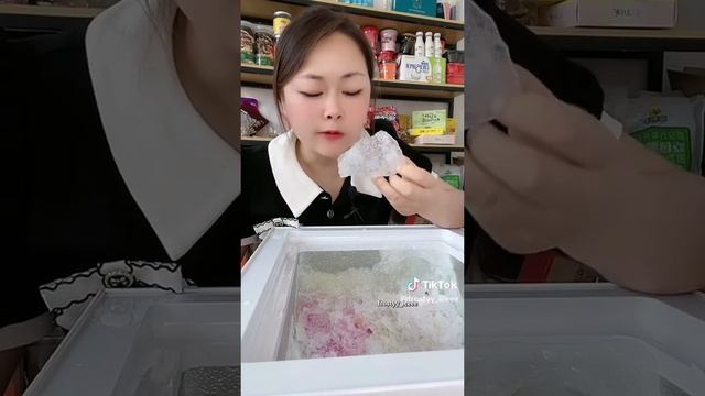 мукбанг льда из домашней морозилки! смотреть онлайн