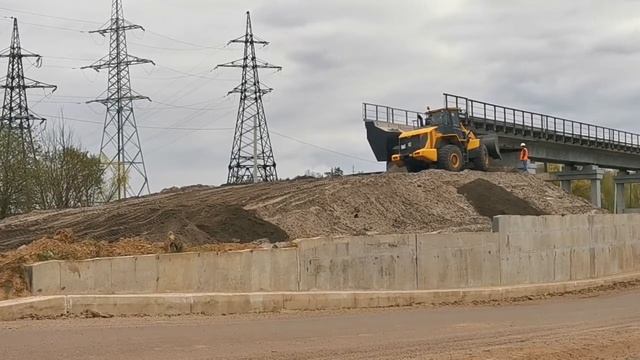 Отсыпка конуса опор моста погрузчик LiuGong 856h смотреть онлайн