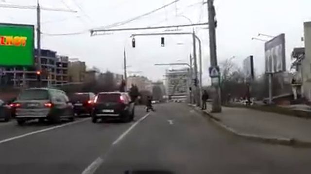 Женщина переходит дорогу на красны в Кишиневе смотреть онлайн