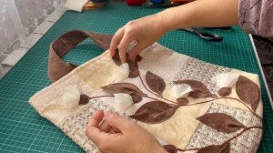 Из образцов мебельных тканей и лоскутков тюля.