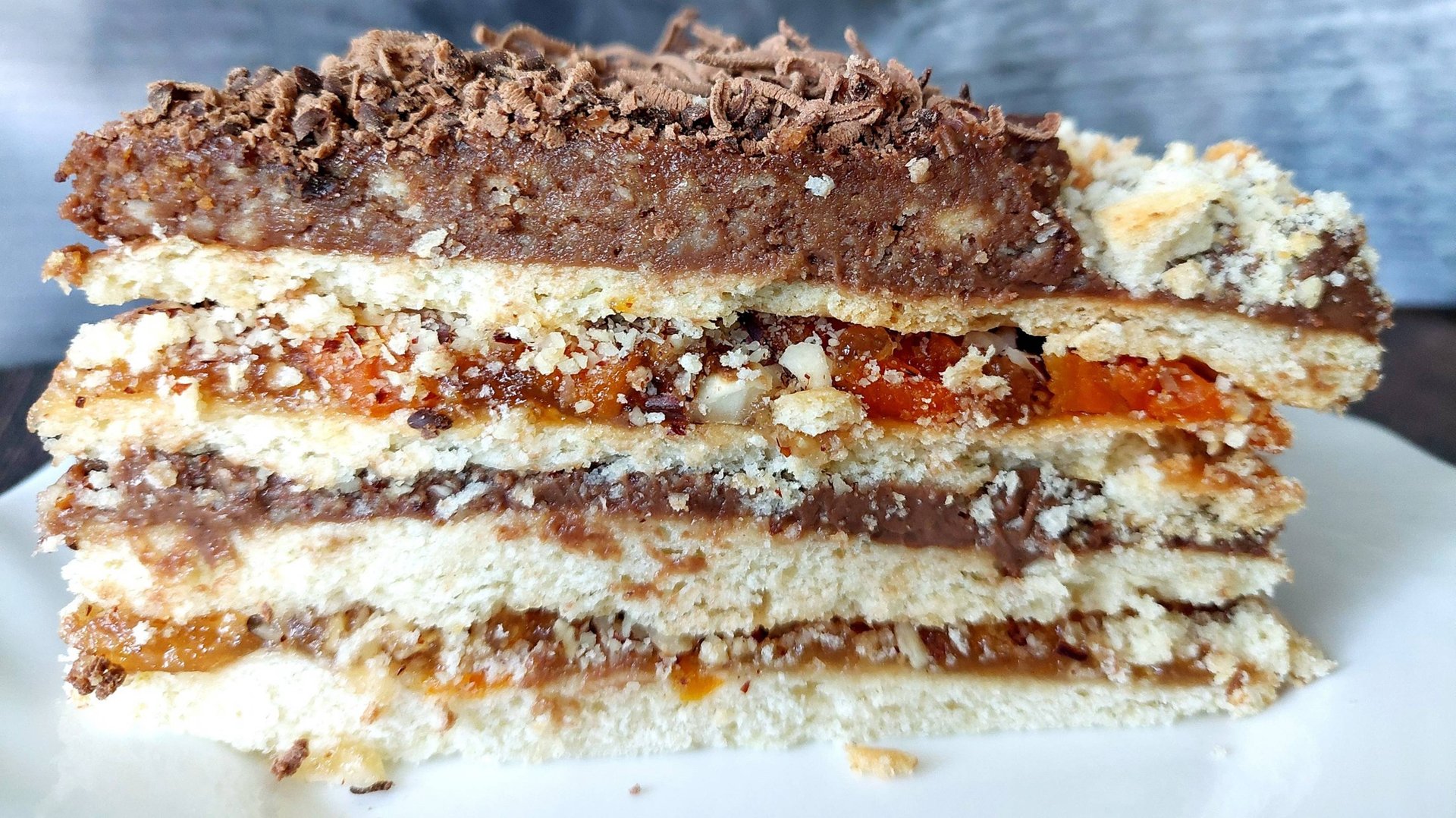 Торт с шоколадно - абрикосовыми прослойками. Прекрасное чаепитие в кругу близких обеспечено. смотреть онлайн