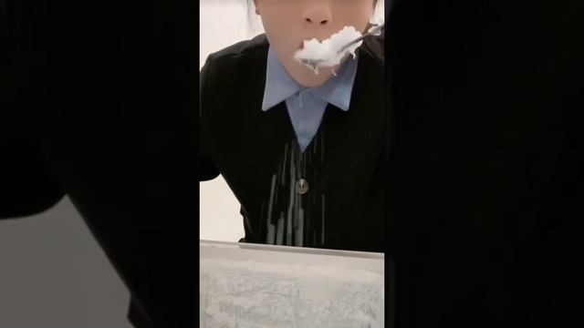 девушка грызёт лёд из морозилки! смотреть онлайн