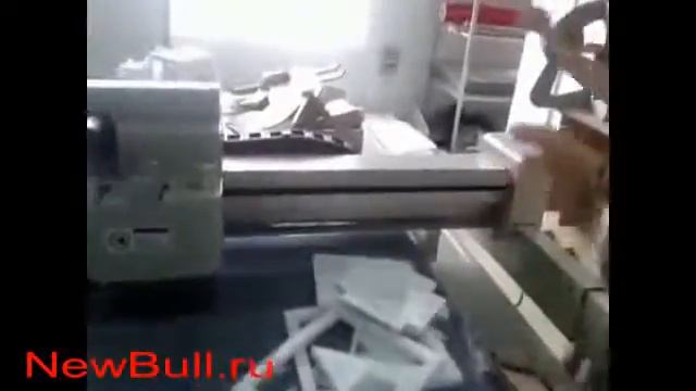 Планшетный режущий плоттер DCZ в процессе демонстрации раскроя бумажной упаковки на раскроечном сто