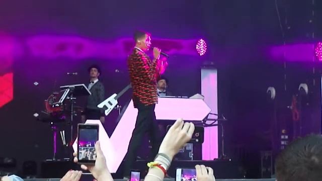 STROMAE «Toutes les memes» @ 03 07 2014 Festival de Beauregard смотреть онлайн