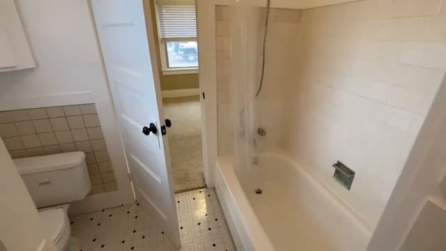 2 Bed/1 bath bungalow, large yard, w/d and detached garage in Warren! смотреть онлайн