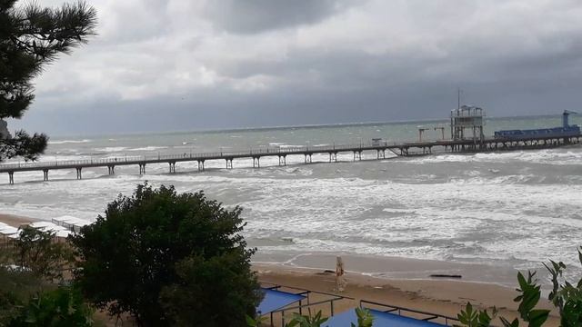 Море восхищает своей красотой в любую погоду. Куда поехать отдыхать. Голубая бухта. смотреть онлайн