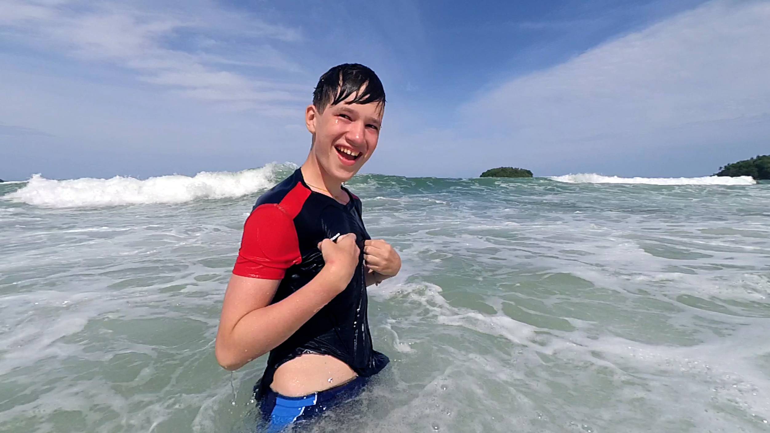 Море на Пхукете в Июне - не сезон, но купаться можно смотреть онлайн