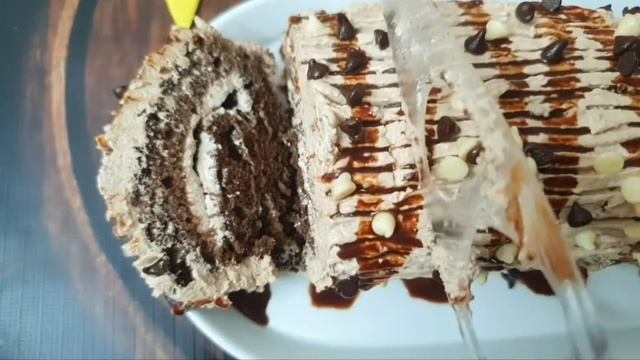 #homebaked Swiss roll log cake in simple design.. смотреть онлайн