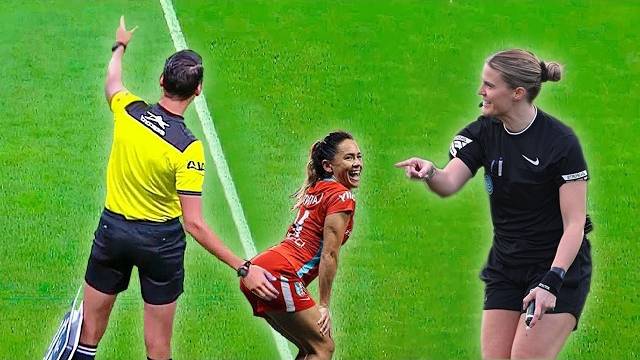 Самые безумные и смешные моменты в женском футболе смотреть онлайн