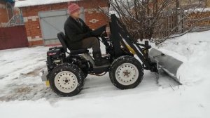 Чистим снег мини погрузчиком