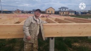 Обвязка на доме из бруса. Установка балок пола.
