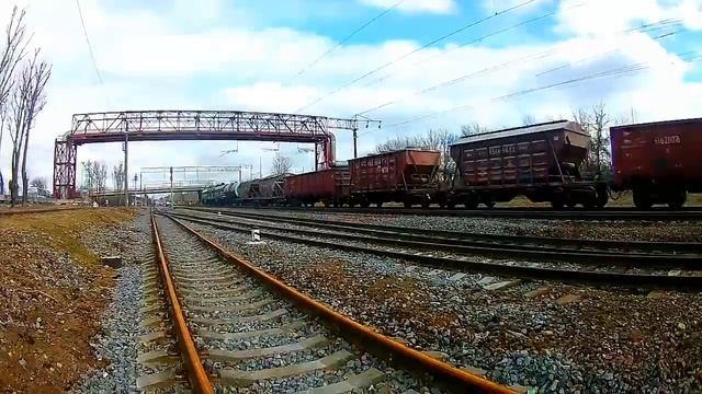 ТЕПЛОВОЗ 2М62 С ГРУЗОВЫМ СОСТАВОМ СЛЕДУЕТ НА СТАНЦИЮ "СТЕПЯНКА" / БЧ смотреть онлайн