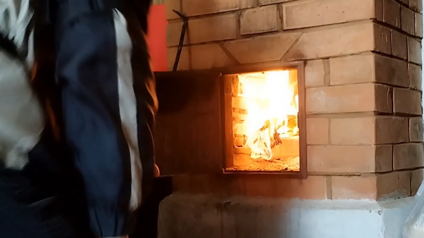 Протапливаем дом после зимы, вопреки всему сажаем нарциссы весной, озеро просыпается, очищаем пруд. смотреть онлайн