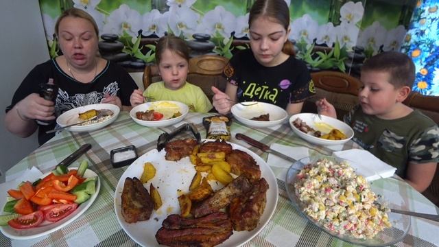 мукбанг. запечённые рёбрышки барбекю, крабовый салат и картофель по деревенски смотреть онлайн