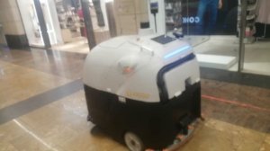 РОБОТ пылесос моет полы в ТОРГОВОМ