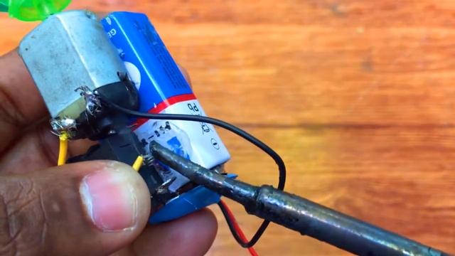 DC MOTOR hacks - Motor , Switch , 9 V Battery , Pencil - Beginner tutorial смотреть онлайн