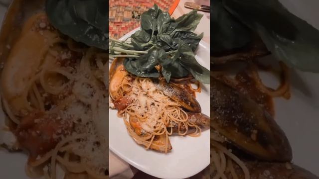 Zarina Anjoulie || Eating Mussel Basil Spaghetti Anju Style